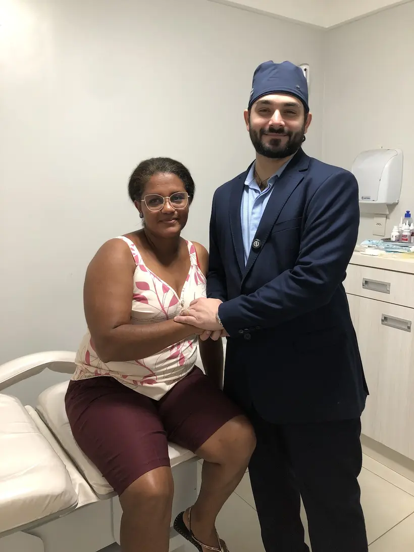 Dr. João Cláudio com uma paciente antes de um procedimento